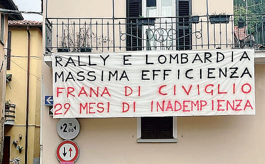 Civiglio, lo striscione polemico per il giro Lombardia