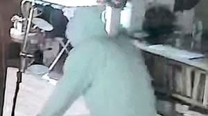 I ladri in due abitazioni. Uno è immortalato nel video 