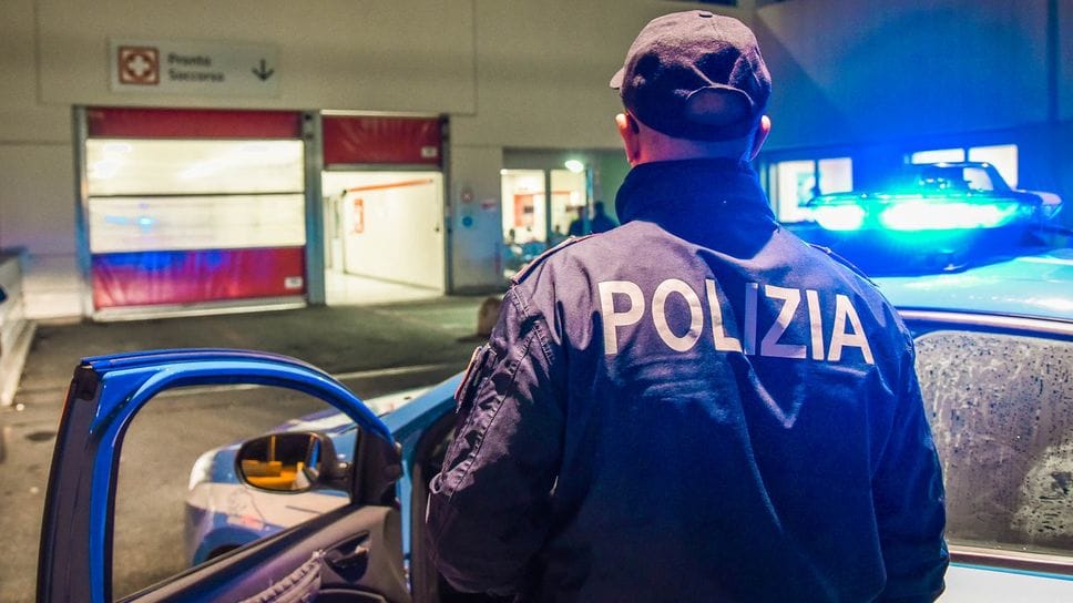 In ospedale con un coltello per incontrare sua figlia