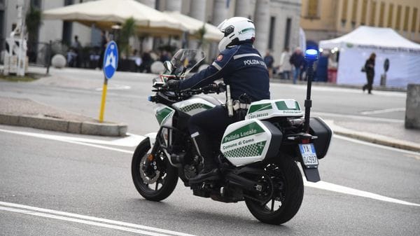 Corsa contro il tempo al Giro di Lombardia: nasce il piccolo Rio scortato dalla Polizia Locale