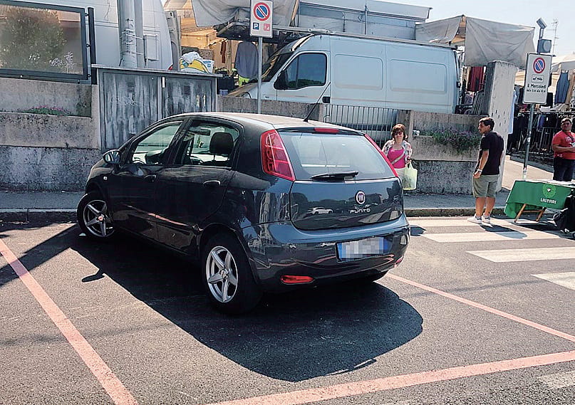 Dodici parcheggi si tingono di rosa. Ecco i posti dedicati alle mamme