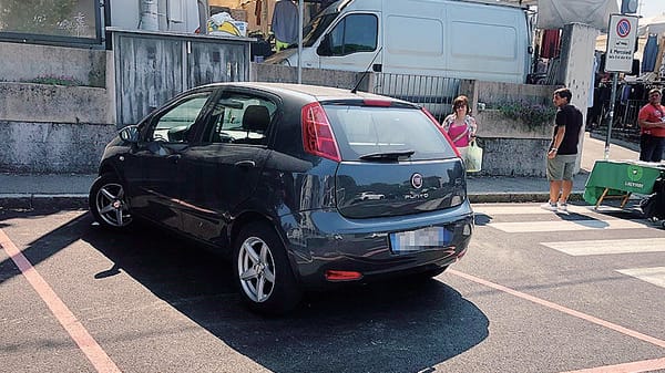 Dodici parcheggi si tingono di rosa. Ecco i posti dedicati alle mamme