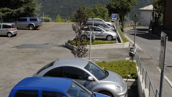 Il Comune presenta il piano parcheggi. Priorità per Rovenna: 700mila euro