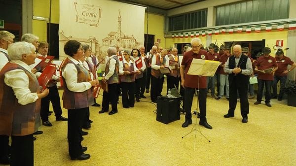 La magia del canto popolare: al Campo Solare in 200 intonano i brani della tradizione