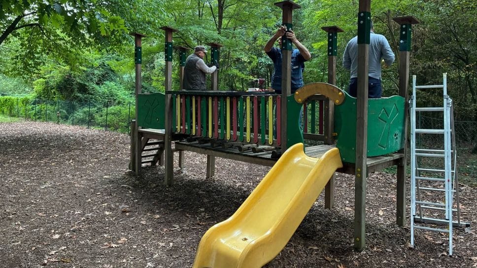 Nuovi tetti per i giochi dei bimbi: gli Alpini di Brenna rimettono a nuovo il parchetto comunale