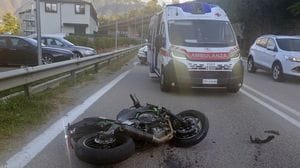 Tavernola, brutto incidente in via Asiago: grave un motociclista