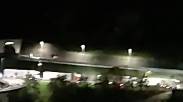 La protesta dei tir in coda alla dogana di Ponte Chiasso