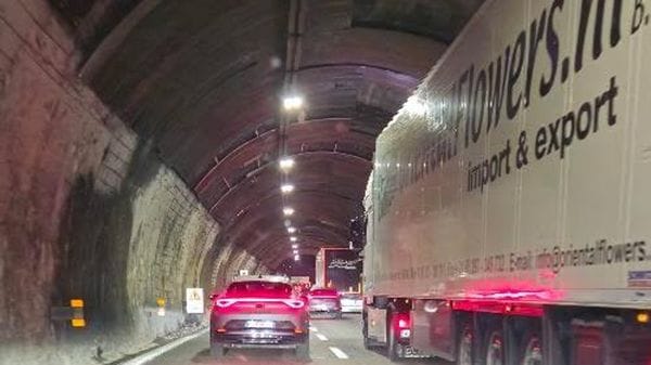 Tir in coda alla dogana per ore: gli autotrasportatori si fanno sentire con i clacson