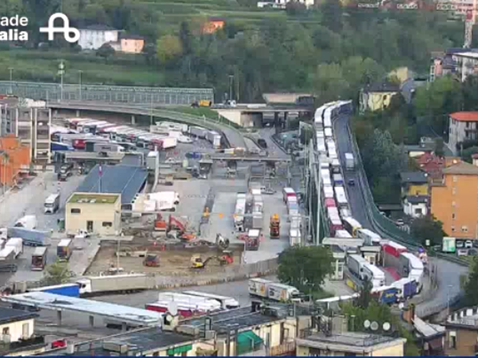 Tir in coda alla dogana per ore: gli autotrasportatori si fanno sentire con i clacson