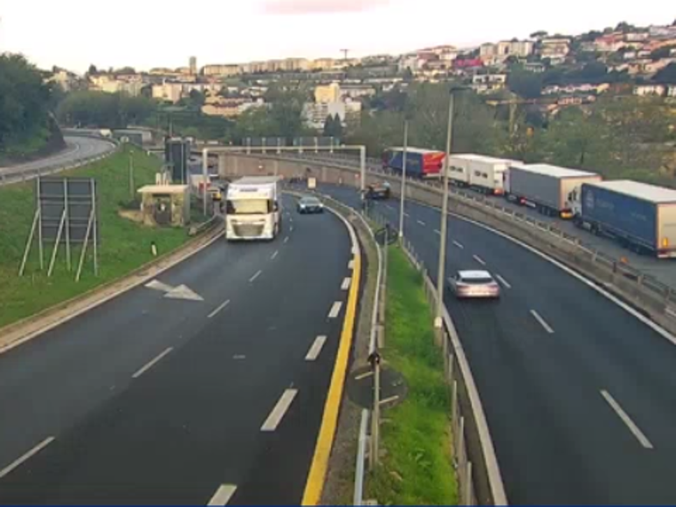 Tir in coda alla dogana per ore: gli autotrasportatori si fanno sentire con i clacson