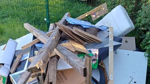 I rifiuti abbandonati a Faloppio Una pista porta in Ticino