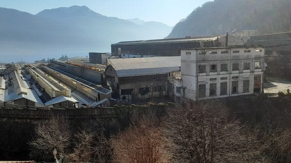 Dongo Casting, triste fine di un’epoca: restano i debiti e i rifiuti ecologici