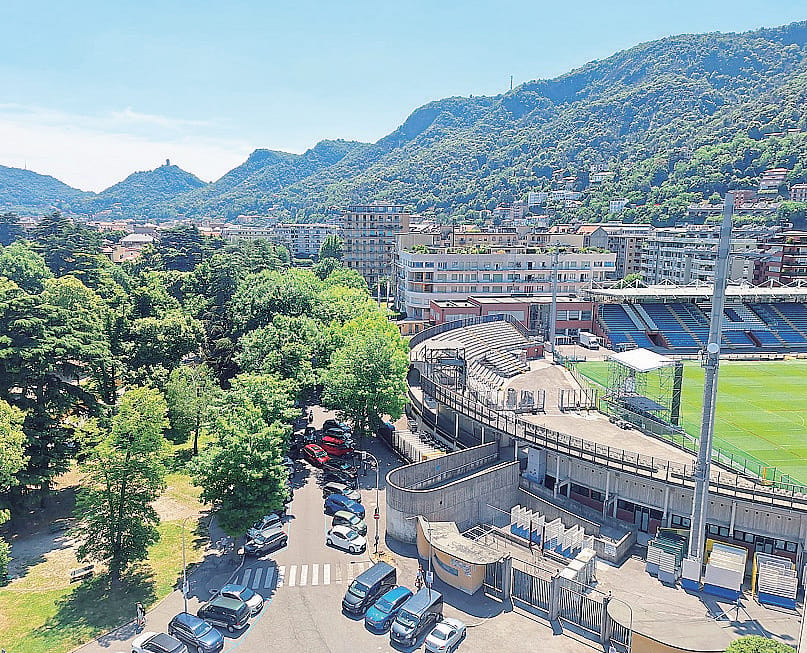 Il calcio raddoppia. Sei giorni di divieti e 80 posteggi in meno