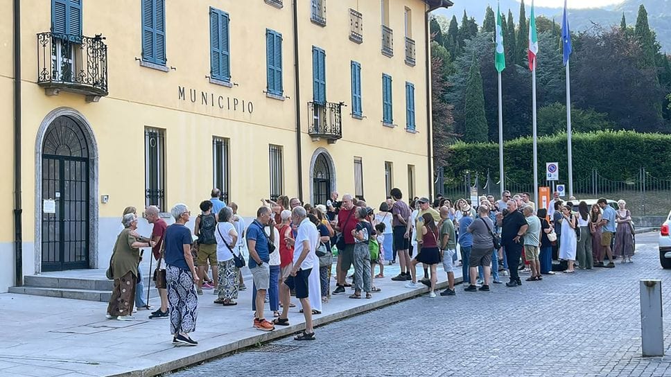 Marcia per la giustizia sociale e ambientale: tappa anche davanti all’ospedale di Erba