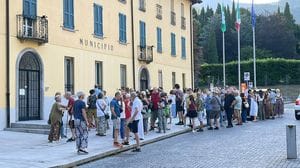 Marcia per la giustizia sociale e ambientale: tappa anche davanti all’ospedale di Erba