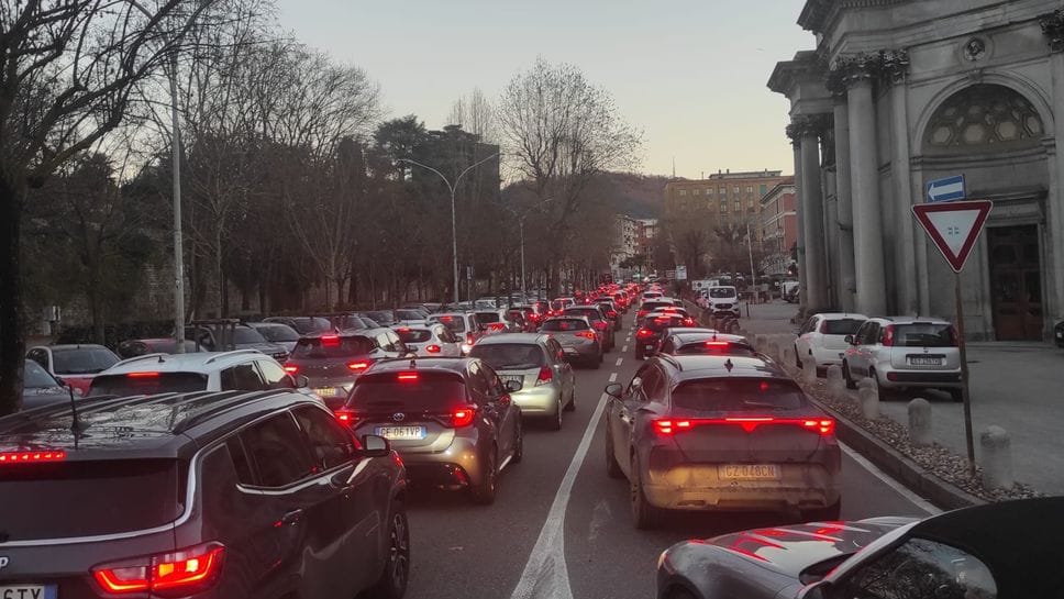 Nuovo codice della strada: cambiano le regole su e-bike, documenti e multe 