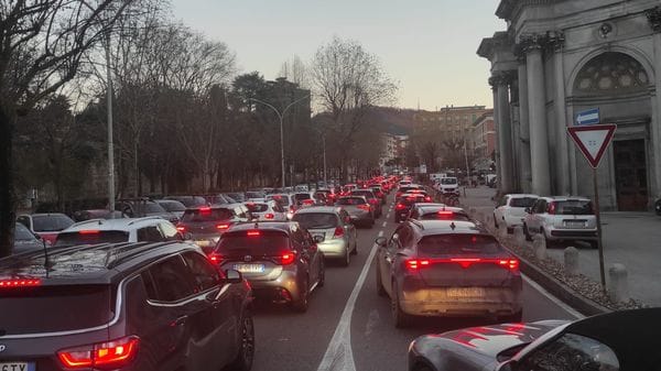 Nuovo codice della strada: cambiano le regole su e-bike, documenti e multe 