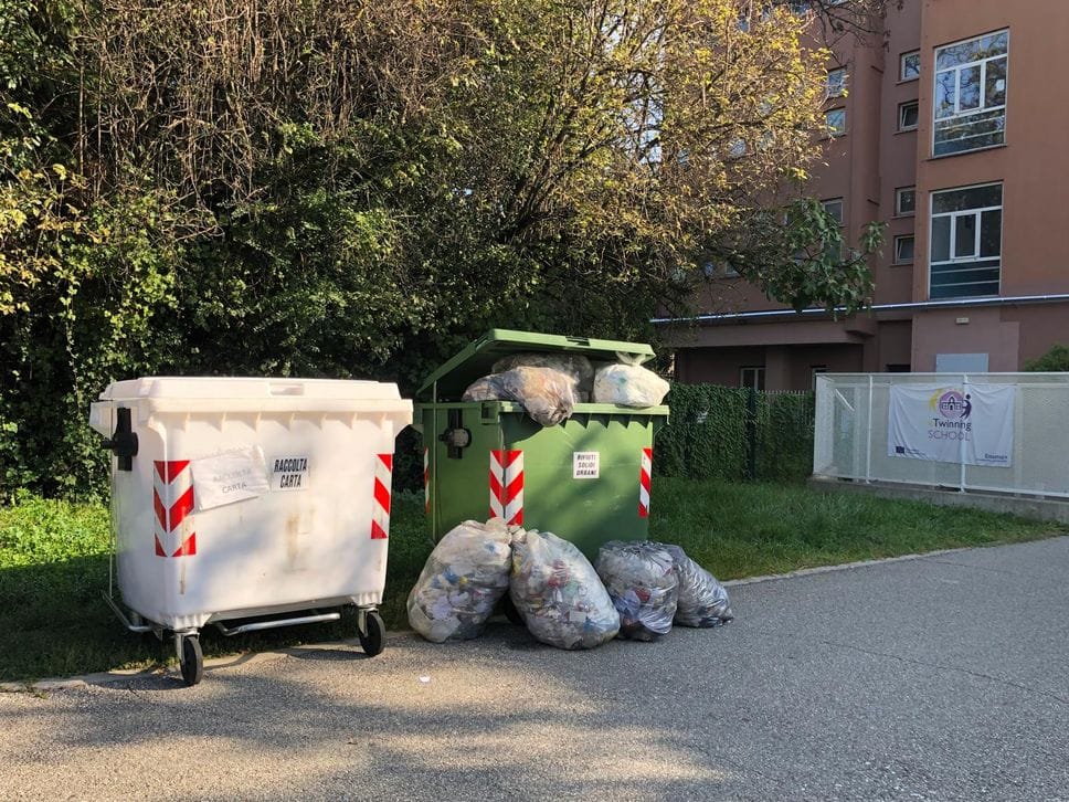 Rifiuti, le lamentele dei cittadini: «Città sporca: bidoni ritirati tardi» 