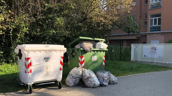 Rifiuti, le lamentele dei cittadini: «Città sporca: bidoni ritirati tardi» 
