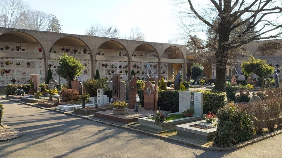 Pochi posti al cimitero: cinquecento defunti “sfrattati” dal Comune