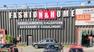Ruba al negozio di abbigliamento. Poi le botte: in carcere per rapina