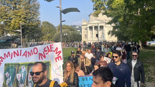 #OraBasta! In centinaia alla protesta delle famiglie contro il Comune: tra i cartelli  bimbi, politici e insegnanti (VIDEO E FOTO)