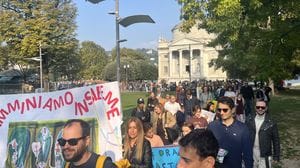 #OraBasta! In centinaia alla protesta delle famiglie contro il Comune: tra i cartelli  bimbi, politici e insegnanti (VIDEO E FOTO)