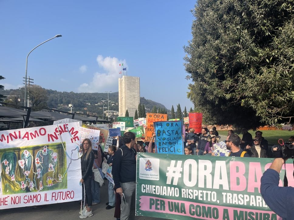 #OraBasta! In centinaia alla protesta delle famiglie contro il Comune: tra i cartelli  bimbi, politici e insegnanti (VIDEO E FOTO)