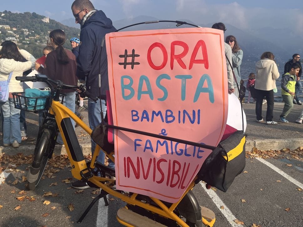 #OraBasta! In centinaia alla protesta delle famiglie contro il Comune: tra i cartelli  bimbi, politici e insegnanti (VIDEO E FOTO)