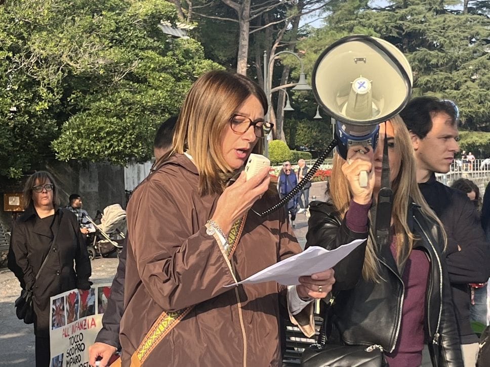 #OraBasta! In centinaia alla protesta delle famiglie contro il Comune: tra i cartelli  bimbi, politici e insegnanti (VIDEO E FOTO)