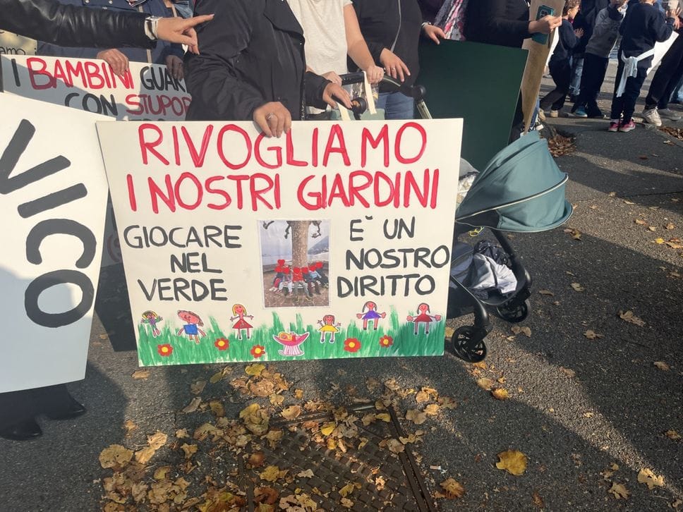#OraBasta! In centinaia alla protesta delle famiglie contro il Comune: tra i cartelli  bimbi, politici e insegnanti (VIDEO E FOTO)