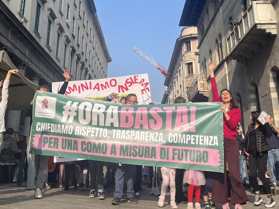 #OraBasta! In centinaia alla protesta delle famiglie contro il Comune: tra i cartelli  bimbi, politici e insegnanti (VIDEO E FOTO)