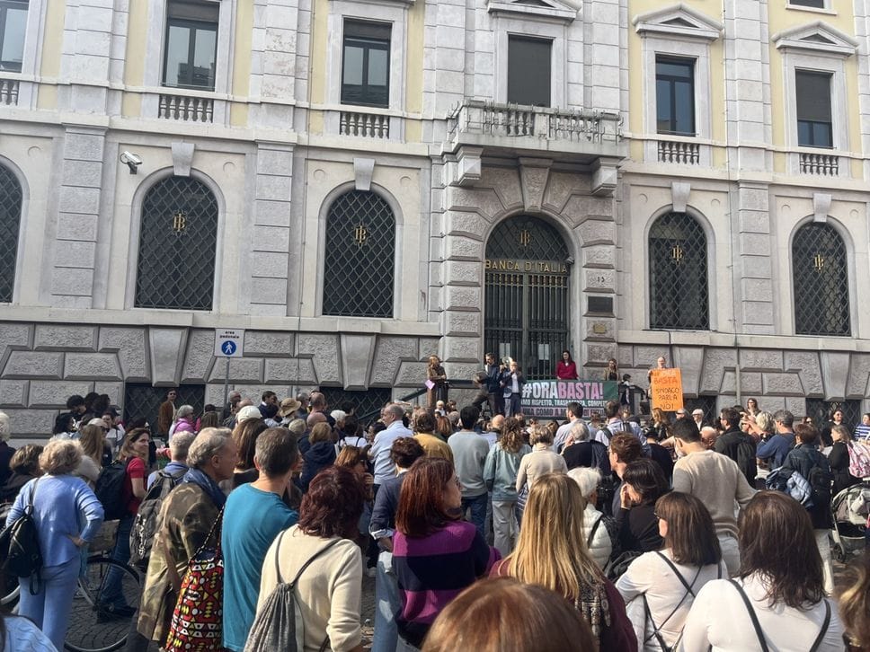 #OraBasta! In centinaia alla protesta delle famiglie contro il Comune: tra i cartelli  bimbi, politici e insegnanti (VIDEO E FOTO)
