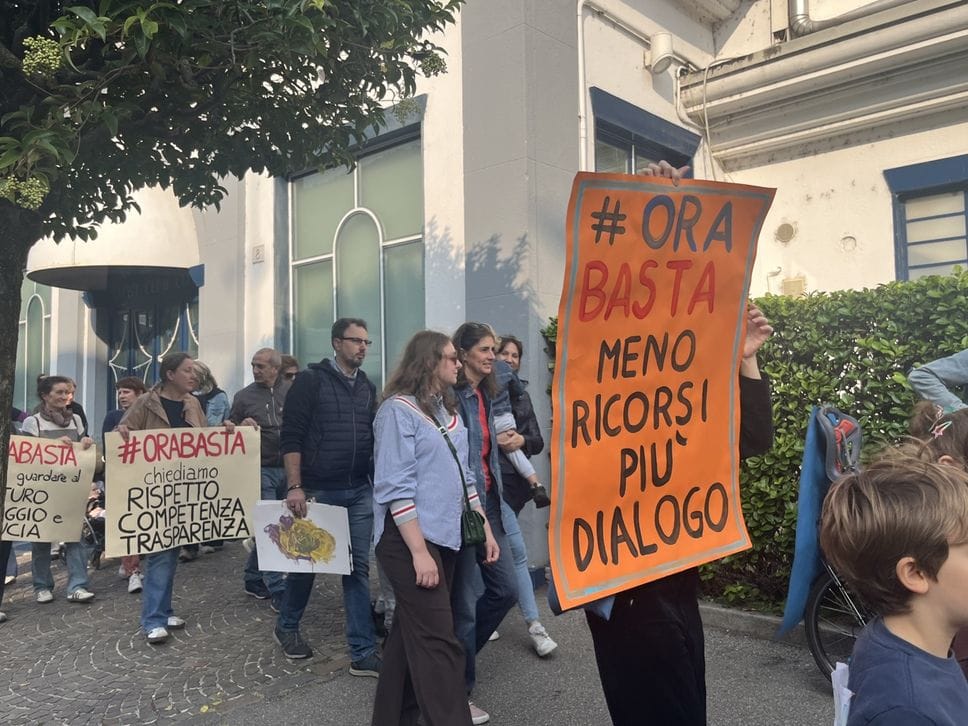 #OraBasta! In centinaia alla protesta delle famiglie contro il Comune: tra i cartelli  bimbi, politici e insegnanti (VIDEO E FOTO)