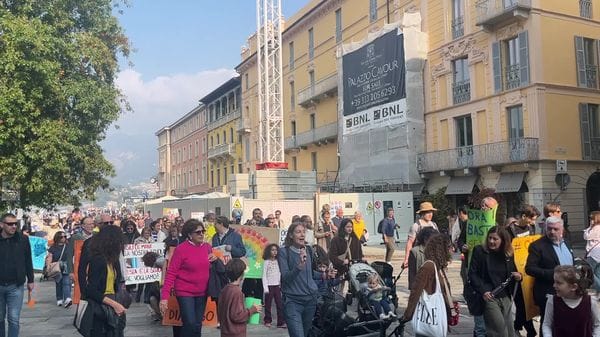 #OraBasta! In centinaia alla protesta delle famiglie contro il Comune: tra i cartelli tanti bimbi, politici e insegnanti