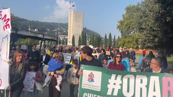 #OraBasta! In centinaia alla protesta delle famiglie contro il Comune: tra i cartelli tanti bimbi, politici e insegnanti