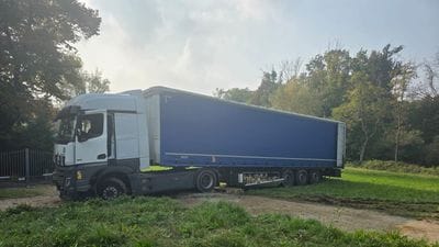 Uggiate, tir carico di vino si infossa nel prato vicino al centro sportivo