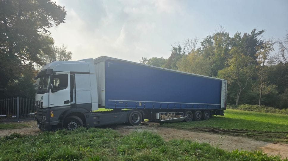 Uggiate, tir carico di vino si infossa nel prato vicino al centro sportivo 