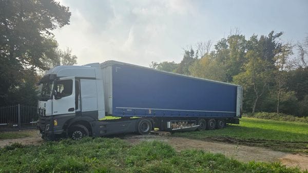 Uggiate, tir carico di vino si infossa nel prato vicino al centro sportivo 