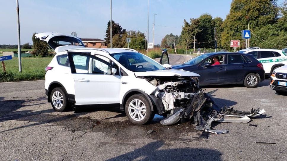 Ancora incidenti alla rotatoria: «Basta, la Provincia intervenga»