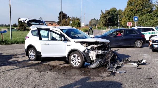 Ancora incidenti alla rotatoria: «Basta, la Provincia intervenga»