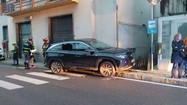 Colpito da infarto, si schianta vicino alla fermata del bus: morto il 75enne