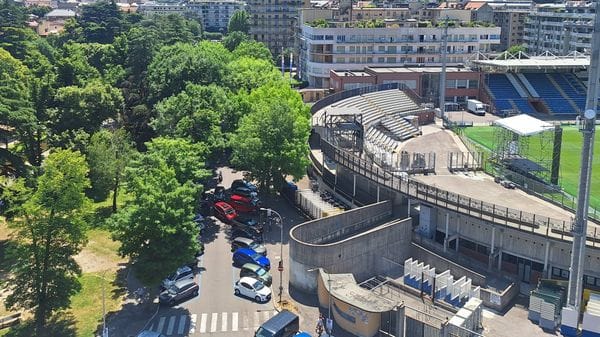 Doppia sfida in casa per il Como: via per sei giorni 80 posti auto
