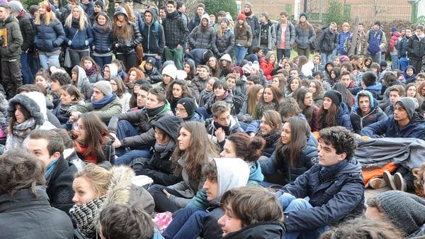 Guerriglia dei giovanissimi, paura a Como per il 24 ottobre. Passamontagna e bombe carta: «Il diritto a manifestare non è pretesto per atti criminali»