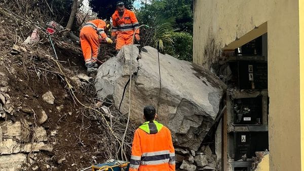 Il camposanto è quasi pronto a riaprire: un anno fa lo squarcio di un masso