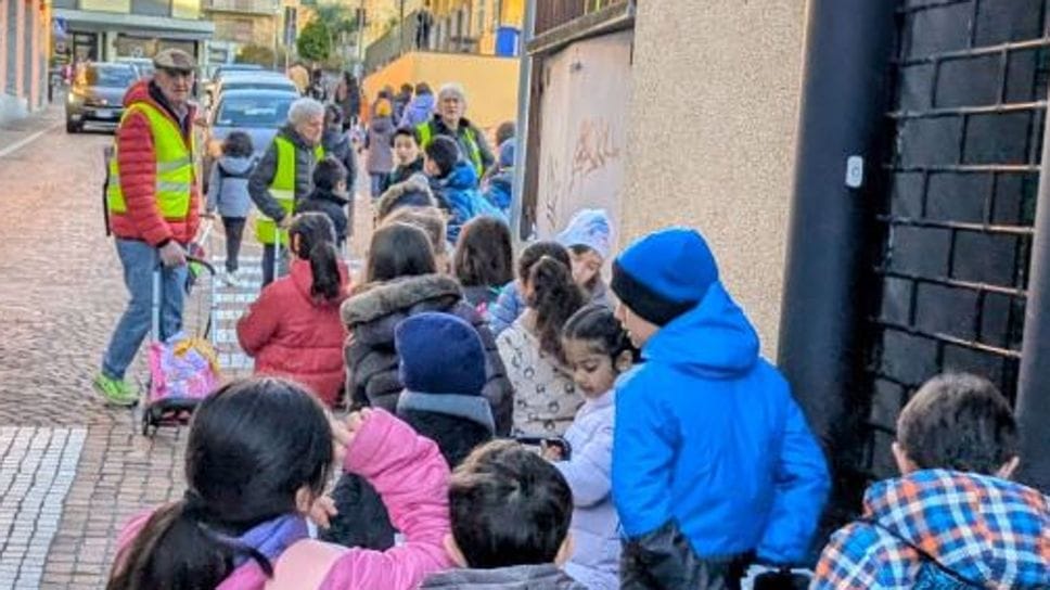 Pullman scolastico? Meglio andare a piedi. E serve un’altra “linea”