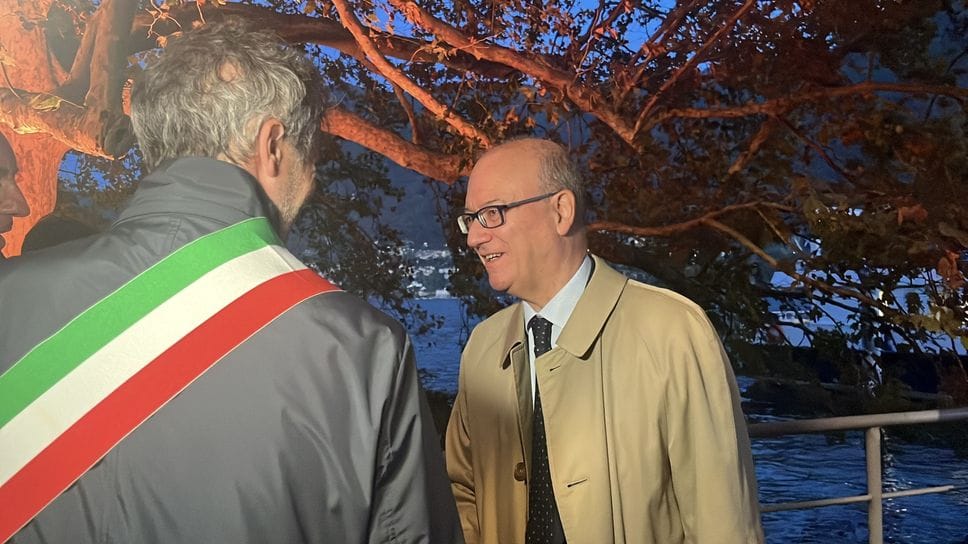 Valditara a Cernobbio per il summit sull’IA a scuola. 6mila studenti (anche dall’estero) e un piccolo dono dal Setificio