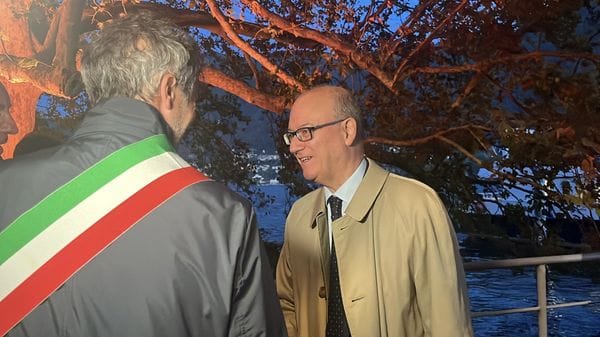Valditara a Cernobbio per il summit sull’IA a scuola. 6mila studenti (anche dall’estero) e un piccolo dono dal Setificio