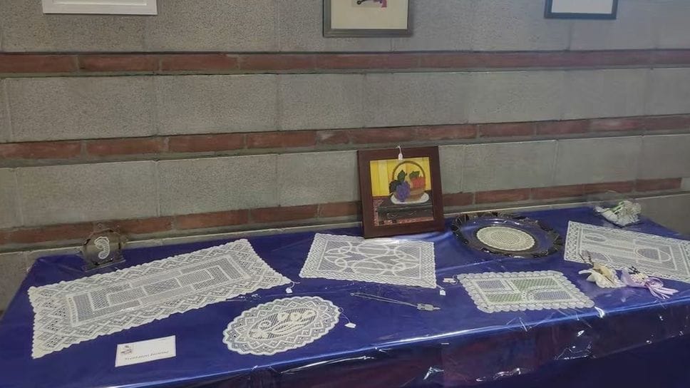 “Fili, fuselli, fantasia e pazienza”, la mostra dedicata ai merletti a Cadorago 