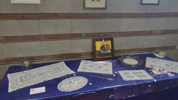 “Fili, fuselli, fantasia e pazienza”, la mostra dedicata ai merletti a Cadorago 